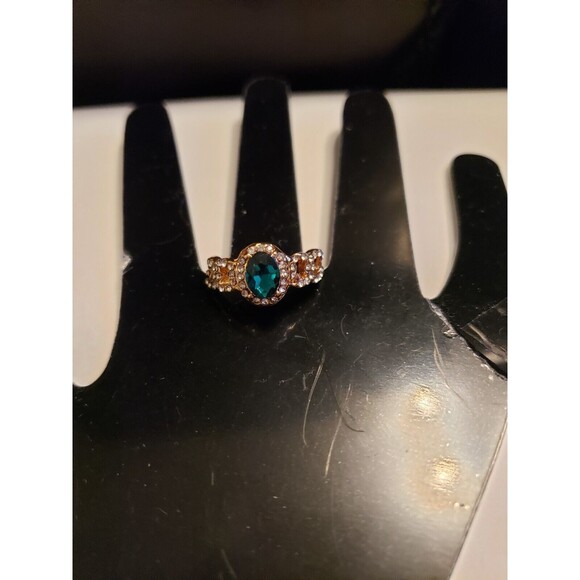 Oval Gold Green Clear Stones Ring Size 8 - Picture 3 of 3